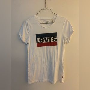 Levi’s tee
